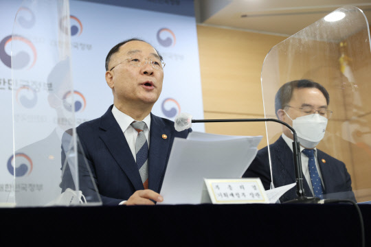 홍남기 경제부총리 겸 기획재정부 장관이 20일 오후 정부서울청사 브리핑실에서 열린 2022년 경정 관계부처 합동브리핑에서 2022년 경제정책방향에 대해 발표하고 있다. 연합뉴스